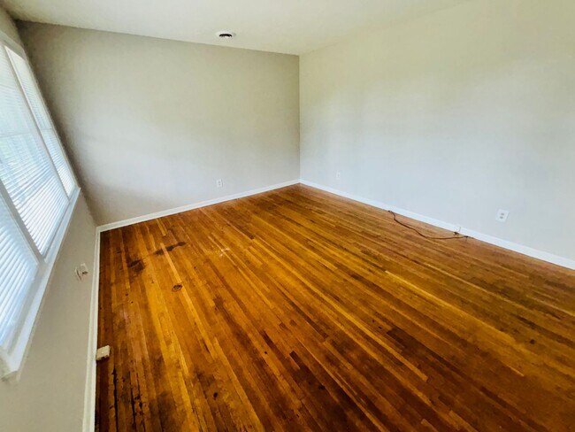 Building Photo - 3 Bedroom 1 Bath Available NOW!