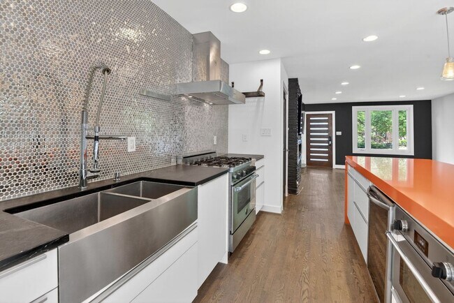 Foto del edificio - 4416 Reno Rd NW