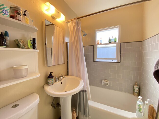 Building Photo - 3924 Kendall St