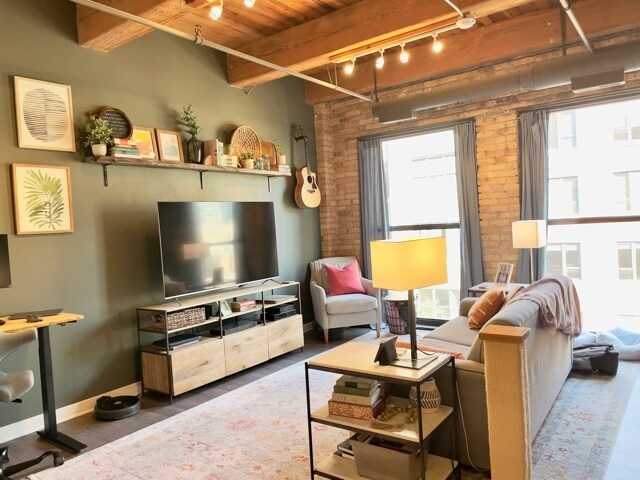 Building Photo - 225 W Huron St