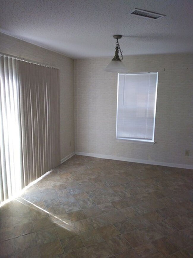 Foto del edificio - For Rent Beautiful 2-Story Home with 3 Bed...