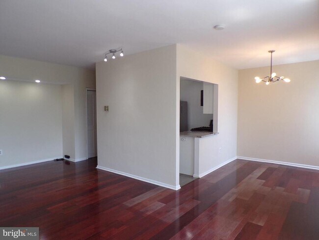 Foto del edificio - 4390 Lorcom Ln