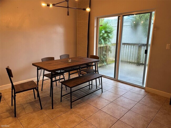 Foto del edificio - 3 br, 2.5 bath Townhome - 725 NE 43rd St