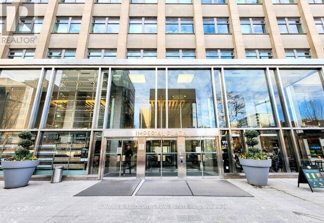 Photo du bâtiment - 111-111 St Clair Ave W
