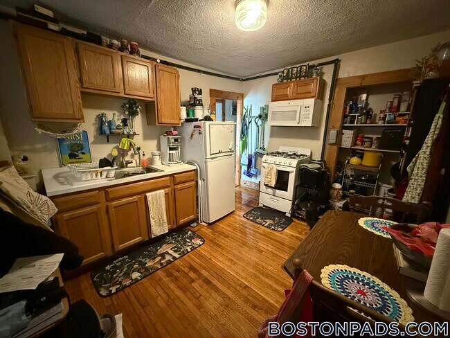 Building Photo - 100 River St