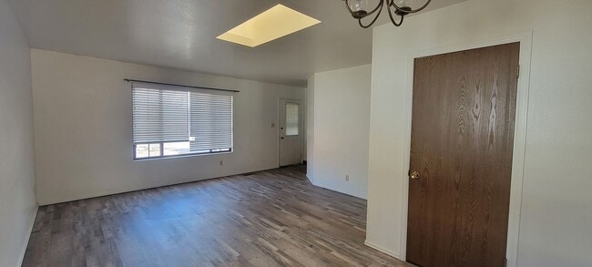 Building Photo - 2 Bedroom 1 Bath duplex