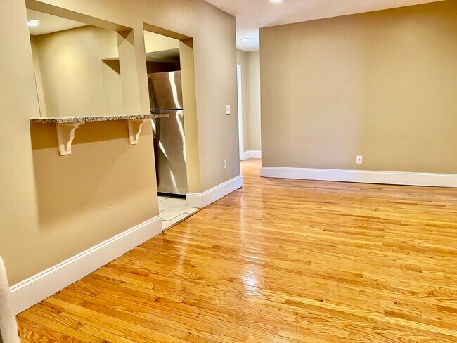 Building Photo - 72 Egmont St