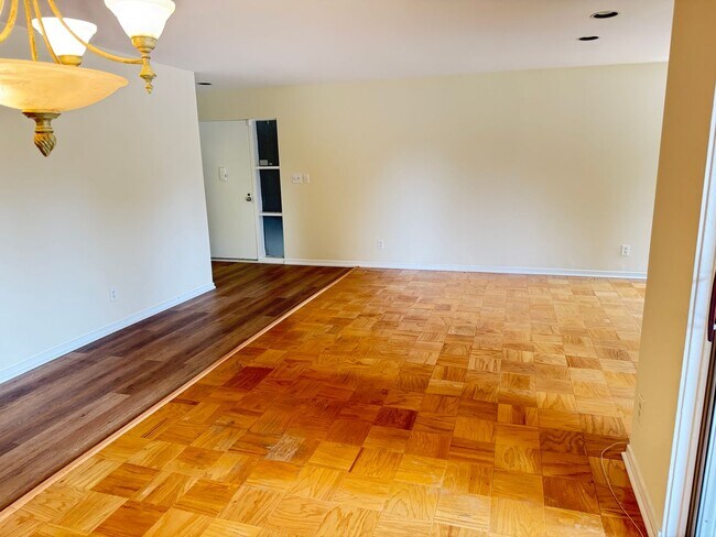 Foto del edificio - Chic & Comfortable 2BR/2BA Ground-Level Co...