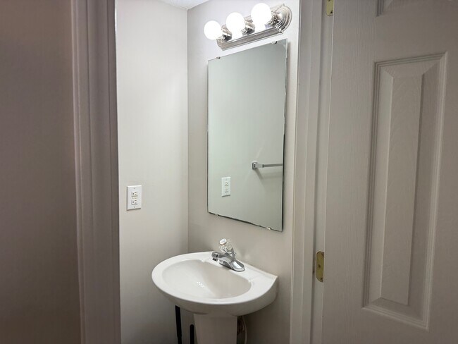 Building Photo - 617A 15th Ave S