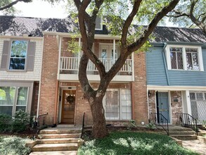 Building Photo - 485 N Post Oak Ln