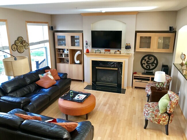 Foto del edificio - Beautiful 3 Br / 2.5 Ba TH w/ Granite Counters, Hdwd Flrs, 2 Car Garage in Eden Prairie!