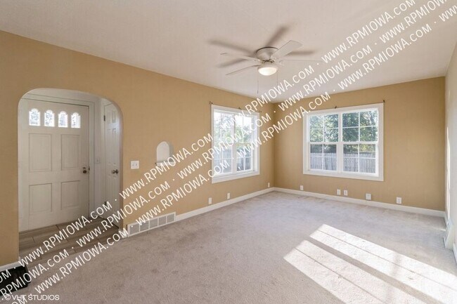 Building Photo - PETS WELCOME - NO PET RENT!! 5 bedroom hou...
