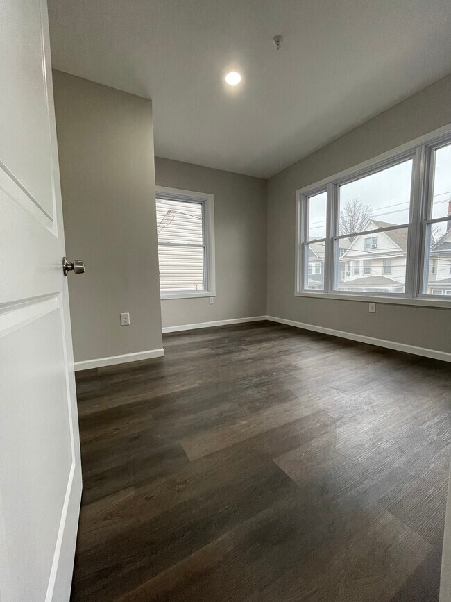 Building Photo - 133 Pearsall Ave