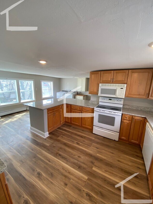 Primary Photo - Huge 3 bed unit near Tenean Beach with par...