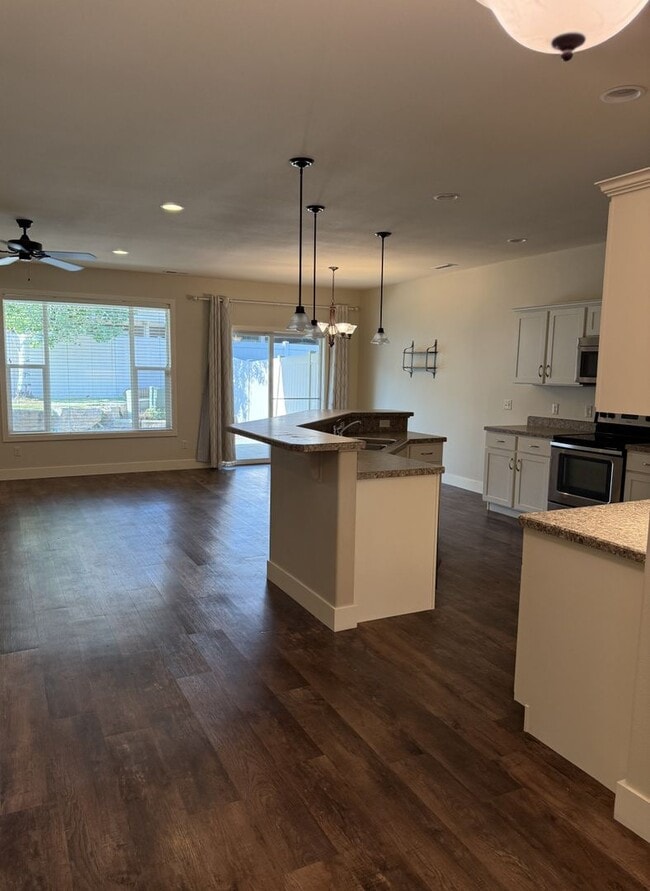 Building Photo - 2 Bedroom/ 2 Bathroom Townhome by Ben Stee...