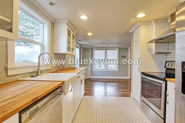 Foto del edificio - 2 Bed, 1 Bath Bungalow in Vancouver at 4th Plain Blvd and Franklin Ave