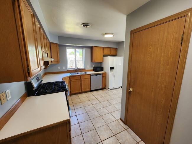 Building Photo - Lynnwood/Martha Lake 3 bedroom Rambler on ...