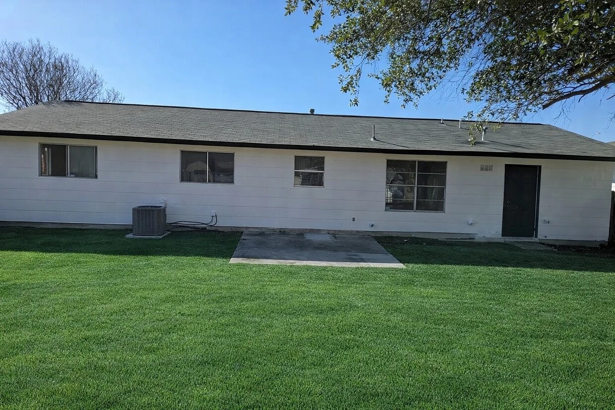 Building Photo - 5855 Castle Brook Dr