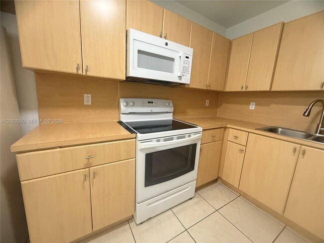 Foto del edificio - 8802 NW 109th Ct
