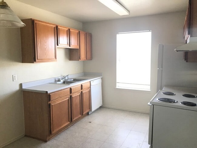 Building Photo - 1706 Benttree Dr