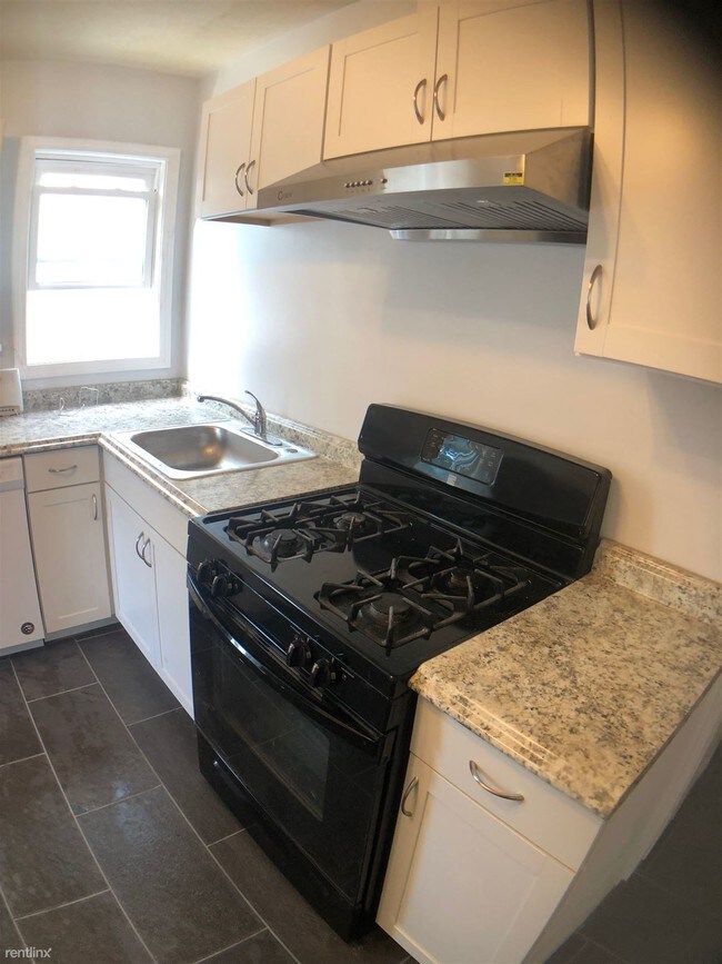 Building Photo - Room for Rent, 2 bath House - 17 Burnham St