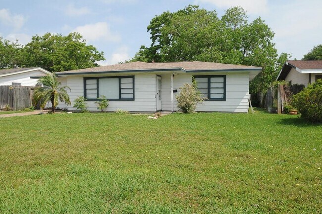 Building Photo - 1718 Wayside Dr