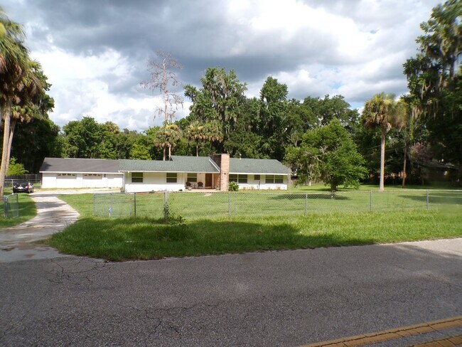 Building Photo - Home with Large yard