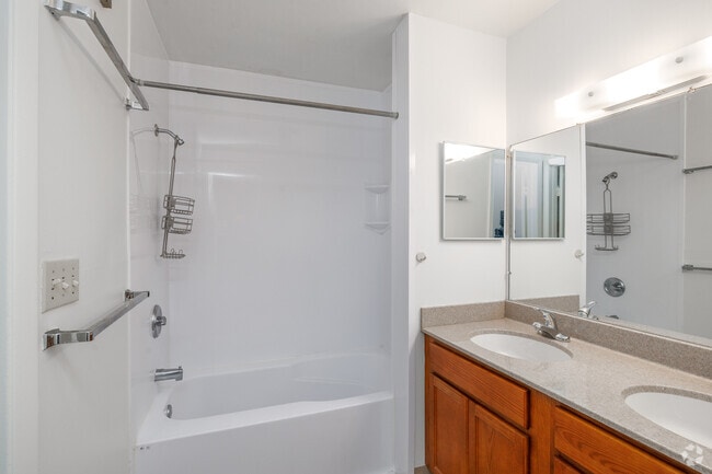 2HAB, 1,5BA - 1,300 ft² - Baño - Uptown Village Apartments