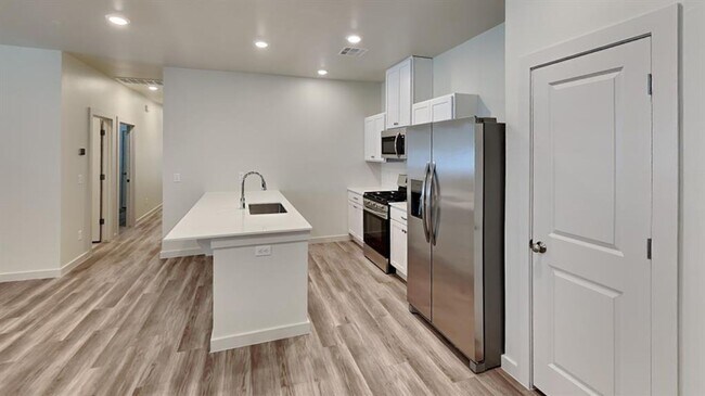 Foto del edificio - Luxury 3 Bedroom 2 Bathroom Duplex with 2 Car Garage in Bethany, Ok