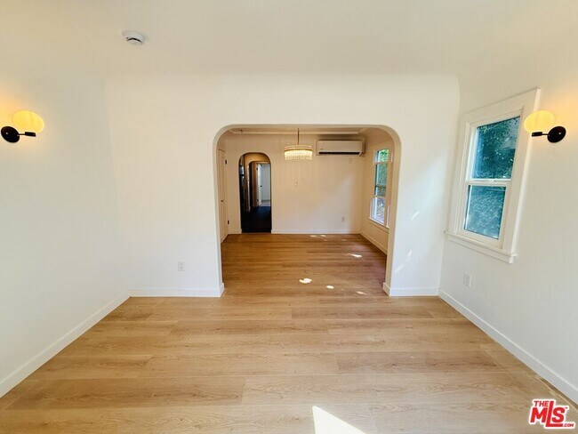 Building Photo - 3776 1/2 S Gramercy Pl