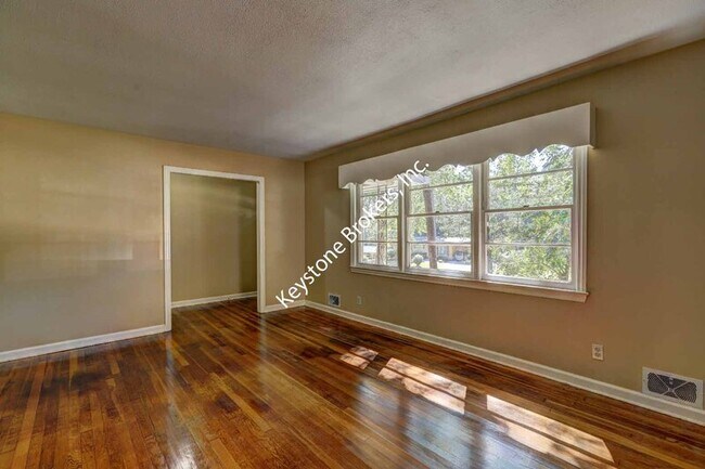 Building Photo - 2727 Cowan Dr