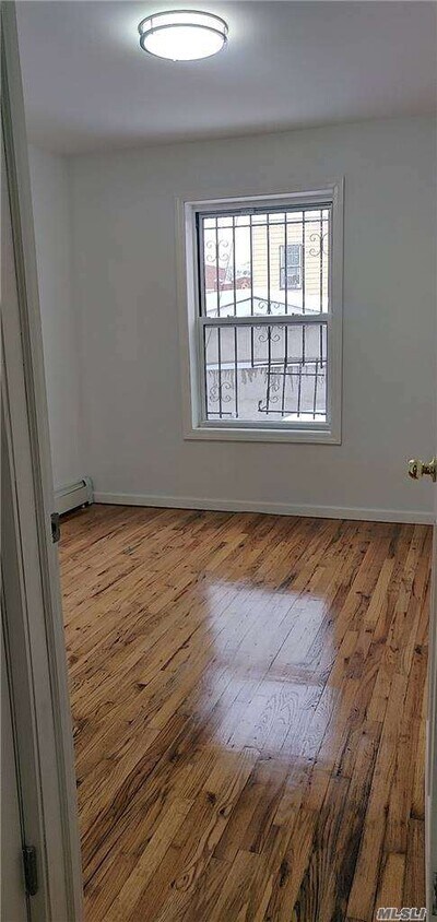 Foto principal - 58-39 Penrod St