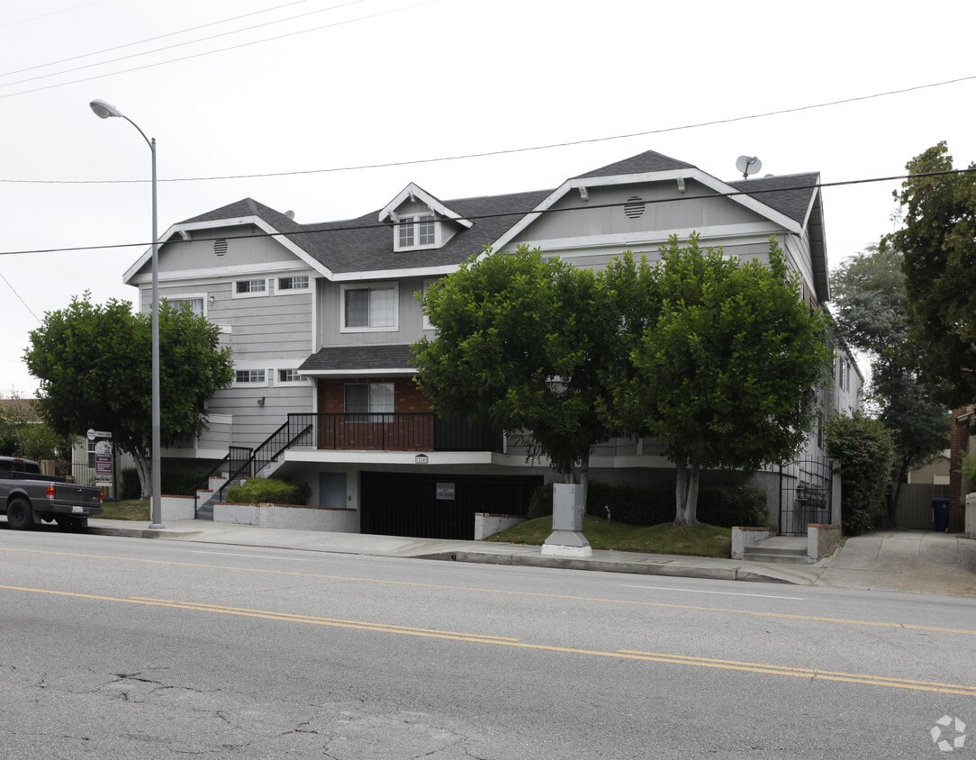 Building Photo - 12249 Oxnard St