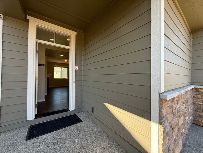Building Photo - Spacious Modern Puyallup Home