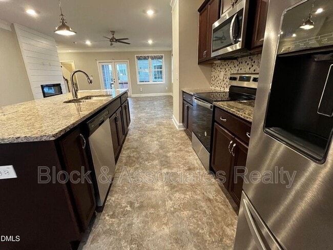 Building Photo - 986 Gateway Commons Cir