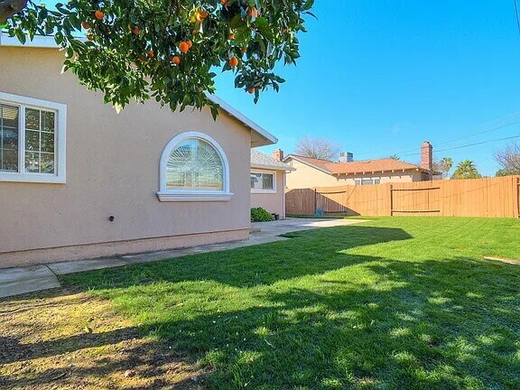 Foto del edificio - An attractive 3 bedroom, 2 bath, 1352 square foot home is now available for rent
