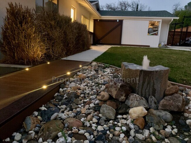 Foto del edificio - Beautiful, Private, Bright, Remodeled 3 Bd...
