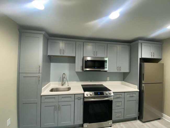 Building Photo - **Furnished** Beautiful and Spacious 1/1 A...