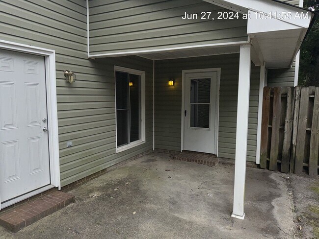 Foto del edificio - 501 Hollyberry Ln