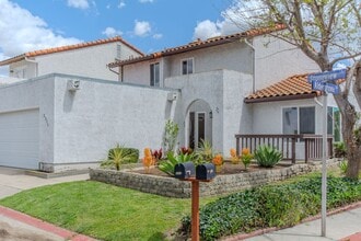 Building Photo - 2511 Stoneview Ln