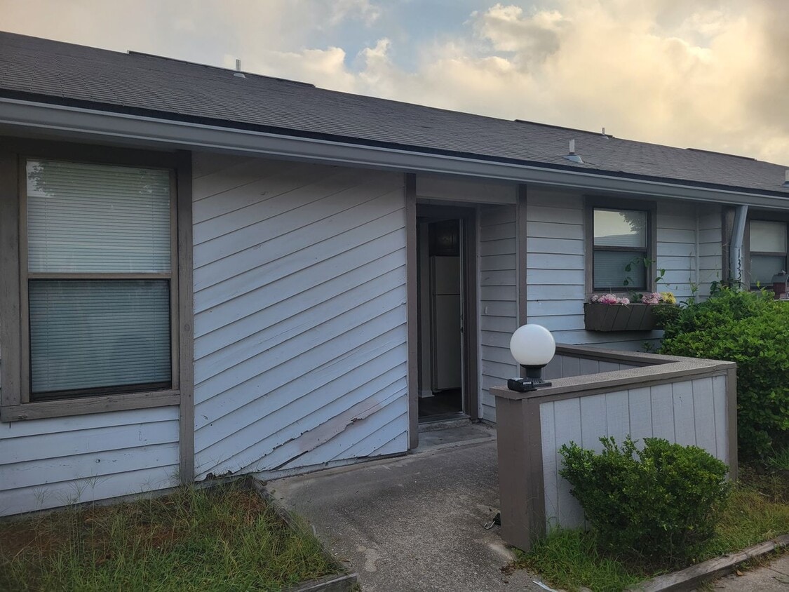 Primary Photo - $1200 - 2/2 - Jefferson Square Apartment -...