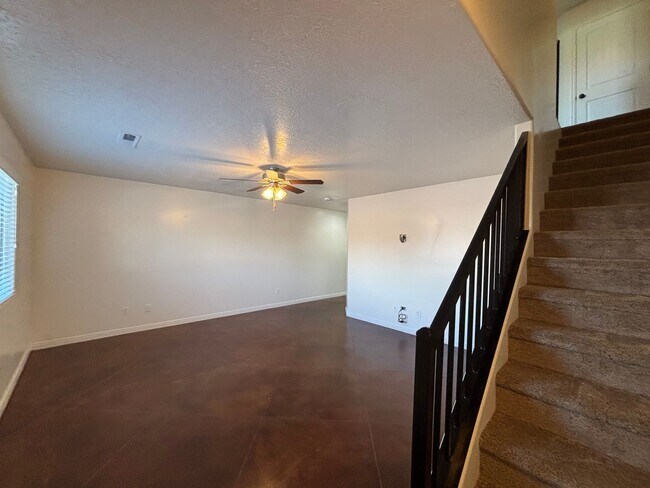 Foto del edificio - SPACIOUS TOWNHOME AVAILABLE FOR RENT