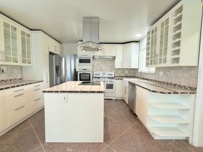 Building Photo - Beautiful Winnetka Home with Hardwood Floo...