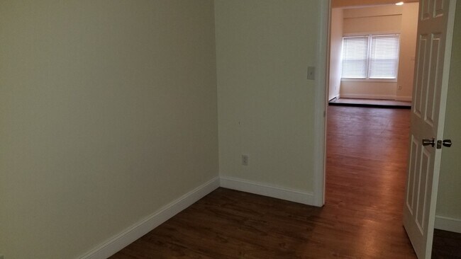 Building Photo - 705 S 60th St