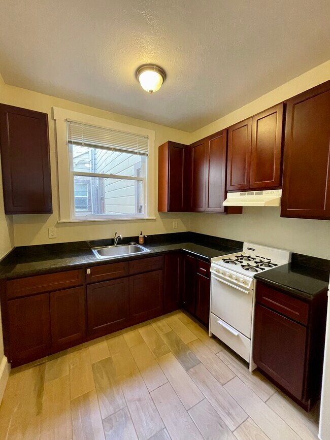 Building Photo - 627 Page St