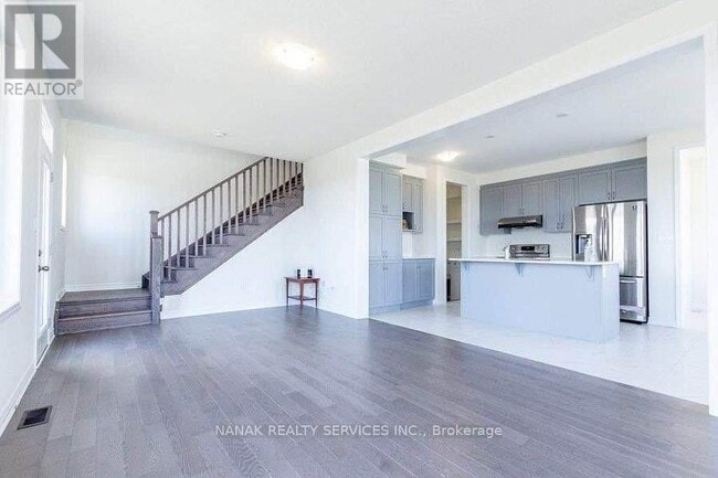 Building Photo - 583 Queen Mary Dr