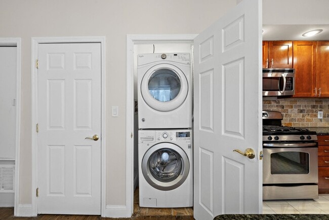 Building Photo - 556 1st St