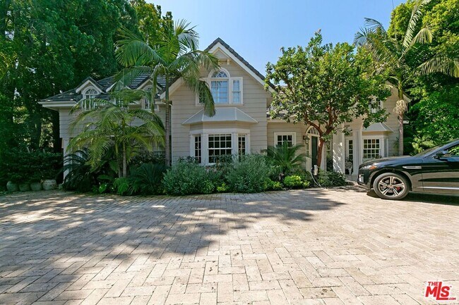 Building Photo - 703 N Beverly Dr