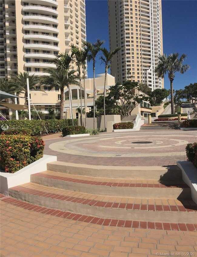 Building Photo - 540 Brickell Key Dr