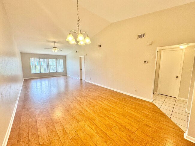 Building Photo - ** WINTERPARK ** 2 BED / 2 BATH - CONDO - ...